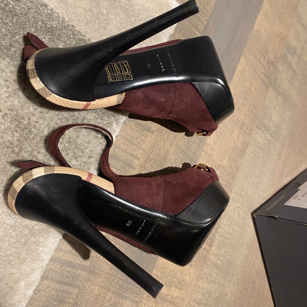 Authentic Burberry suede heels - Picture 4 of 9